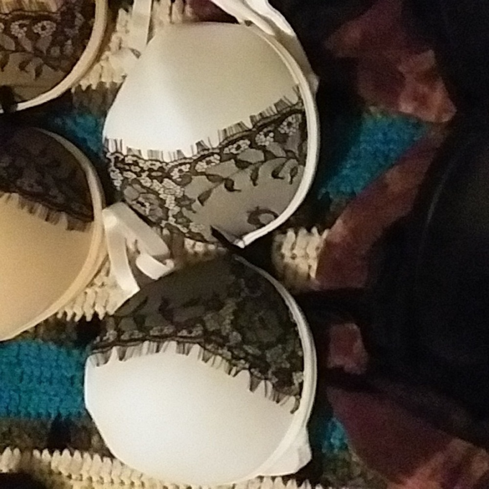 Like new INTECO INTIMATES LACE BRA 36D